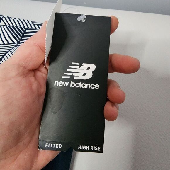 New Balance Black And White Geometric leggings with pockets Small - Picture 7 of 9
